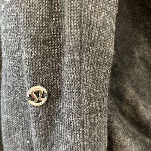 Lululemon Gorgeous Top! Size 4! 🥰 - Picture 4 of 5